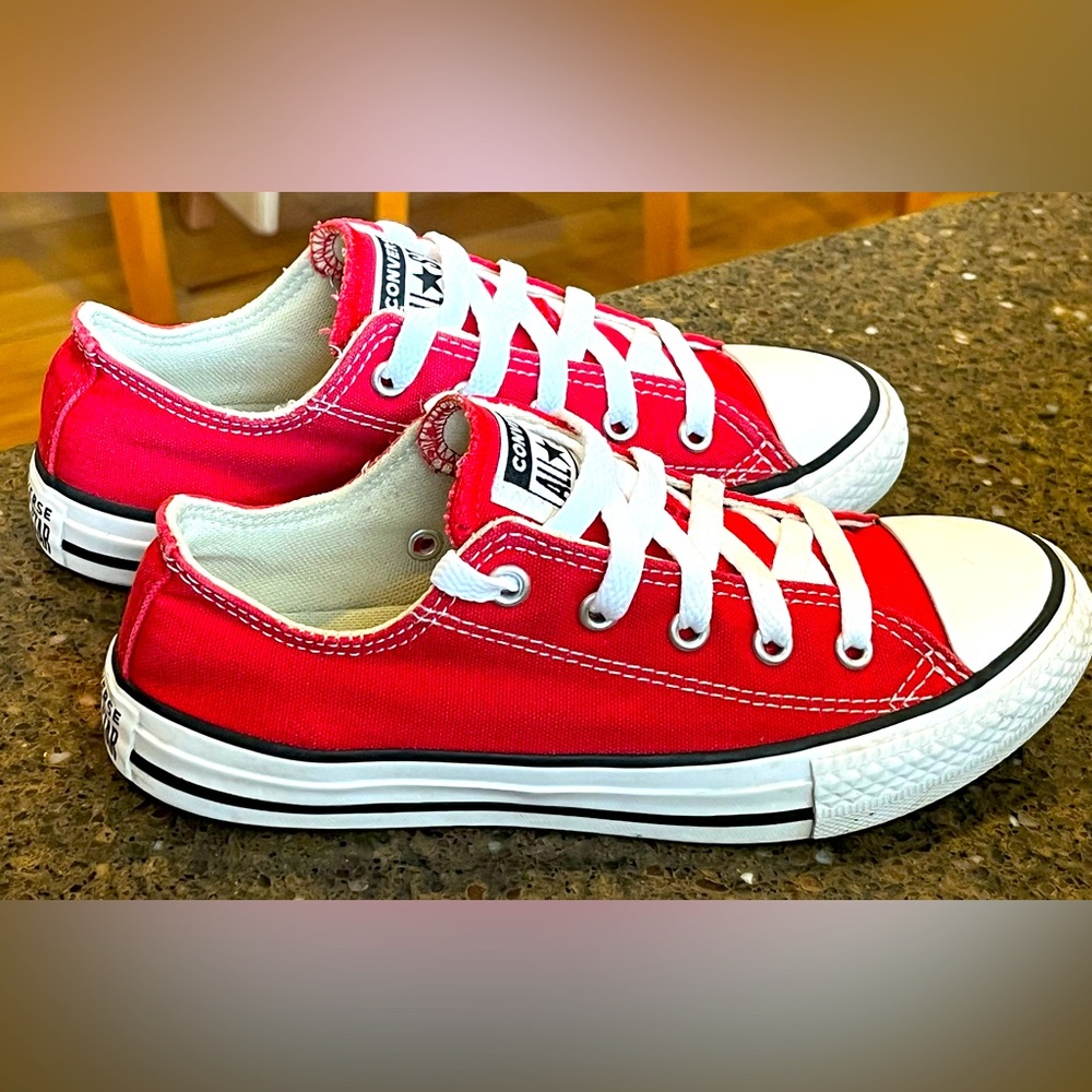 CONVERSE KIDS SIZE 1.5, VERY GOOD CLEAN CONDITION, ADORABLE AND CLASSIC